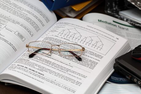 Boek over belastingen met bril en schema